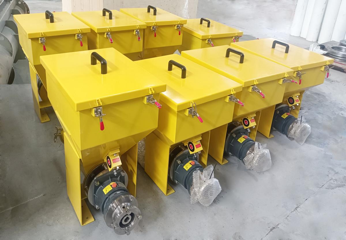 Screw Conveyor Hopper Micro Dosing Hopper Screw Feeder Bucket Conveyor Powder Hopper and Feeder Fracturing Blender Truck